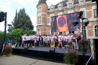 Soirée fête des sports 2023 au Château Montauriol Photo de la remise des prix sur la scène avec les champions de France 2023 de Rugby et leur bouclier