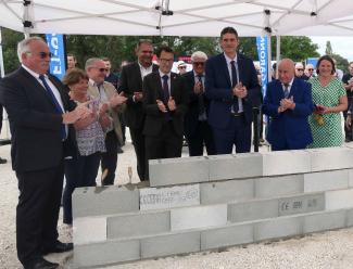 Pose de la première pierre de la future caserne à Caussade Valérie Rabault à Caussade, aux côtés de Michel Weill pour la pose de la première pierre de la nouvelle caserne