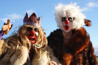 Théâtre Grotesque "Toute honte UBU" Programme de l'étonnant été 2023 Deux hommes déguisés en clown avec un manteau de fourrure et une perruque pour l'un et une couronne pour l'autre