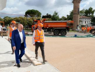 Travaux de la cour du collège Azana 2023 Michel Weill visite les travaux de rénovation de la cour Azana avec l'entreprise Colas
