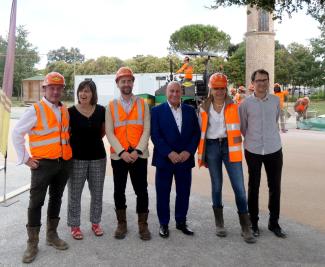 Travaux de la cour du collège Azana 2023 Photo de groupe lors du chantier au collège Azana avec la présence de Michel Weill, Dominique Sardeing, Cédric Vaissières et des représentants de l'entreprise Colas