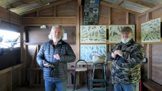 Deux hommes en train de poser devant l'objectif dans l'observatoire de la base de loisirs du Tarn-et-Garonne