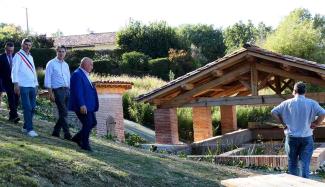 Inauguration du lavoir d'Albefeuille-Lagarde Michel Weill et les élus en direction du lavoir