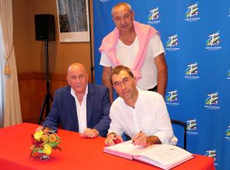 Signature des contrats d’équipement : Commune de Caylus Michel Weill, président du Conseil Départemental, le vice-président Emmanuel Cros, également conseiller départemental du canton de Quercy-Rouergue et Vincent Cousi, maire de Caylus