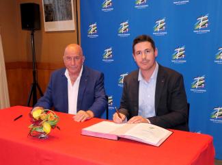 Signature des contrats d’équipement : Commune de Bessens Michel Weill, président du Conseil départemental, conseiller départemental de Montech, et Adrien Raphet, maire de Bessens
