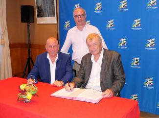 Signature des contrats d’équipement : Commune de La Ville-Dieu-du-Temple Michel Weill, président du Conseil départemental, Jean-Philippe Béziers, conseiller départemental du canton de Castelsarrasin et Dominique Briois, maire de La ville-Dieu-du-Temple