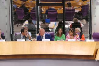 Réunion responsables d'établissements 2023 Michel Weill et les élus dans la salle plénière