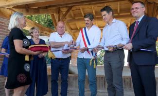 Inauguration du lavoir d'Albefeuille-Lagarde Les élus coupent le ruban tricolorelors de l'inauguration du lavoir d'Albefeuille-Lagarde