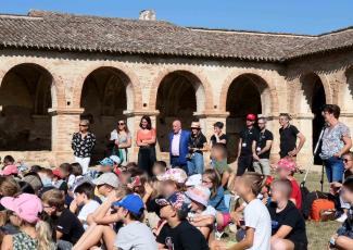Événement : Les Médiévales à l'abbaye de Belleperche en 2023 Photo du public lors des médiévales 2023 à l'abbaye de Belleperche en compagnie de Michel Weill et des élus