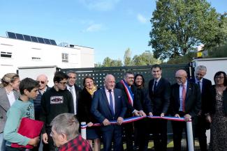 Trois nouveaux projets inaugurés à Lafrançaise Le maire de Lafrançaise Thierry Delbreil coupe le ruban en compagnie de Michel Weill, président du Conseil départemental de Tarn-et-Garone, et de Valérie Rabault, députée et conseillère départementale.