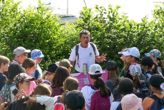 Explorer la biodiversité avec Laurent Gaillard à la base de loisirs Laurent Gaillard en train de parler à un groupe d'enfants