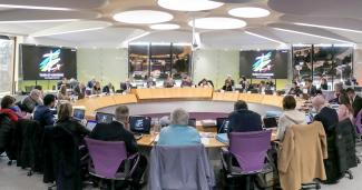 On peut voir une réunion dans l'assemblée du conseil départemental du Tarn-et-Garonne 