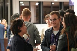 Soirée d’accueil des internes en médecine au Conseil Départemental de Tarn-et-Garonne Les internes en médecine qui discutent