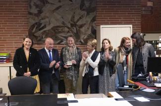 La Médiathèque Départementale fête son jubilé Nadine Toustou reçoit la médaille de l'Assemblée Nationale entouré de Michel Weill et de plusieurs élues.