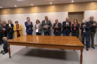 Réhabilitation exemplaire et soutien pour la commune d’Escazeaux Michel Weill entouré d'élus
