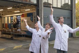 La Médiathèque Départementale fête son jubilé Trois artistes les bras ouverts vers le ciel lors de la fête du jubilé de la médiathèque départementale