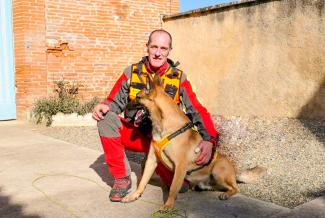 Rencontre avec Jean-Christophe maître-chien secouriste et son chien Jean-Christophe maître-chien secouriste qui pose avec son chien
