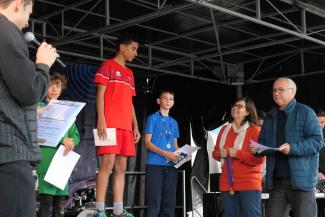 Un Cross Départemental UNSS sur la Base de Loisirs du Tarn et de la Garonne Dominique Sardeing-Rodriguez qui remet les médailles lors du cross départemental UNSS
