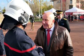 Michel Weill lors Sainte-Barbe Départementale Michel Weill qui salue les pompiers lors de la Sainte-Barbe Départementale