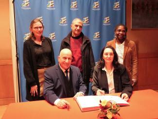 Signature des contrats d’équipement : Commune d'Albias Michel Weill entouré d'élus lors de la signature des contrats d'équipement