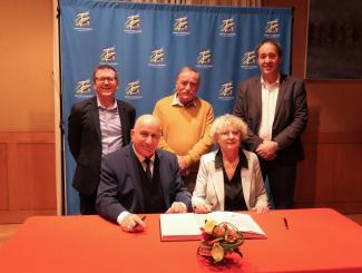 Signature des contrats d’équipement : Commune de Montech Michel Weill entouré de Jacques Moignard et d'autres élus