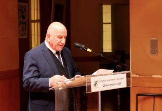 Discours du Président lors de la signature des contrats d’équipement Michel Weill en train de faire son discours lors de la signature des contrats d'équipement