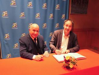 Signature des contrats d’équipement : Commune de Labastide-Saint-Pierre Michel Weill et le M. Le maire de Labastide-Saint-Pierre lors de la signature des contrats d'équipement