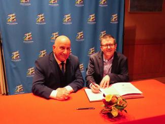 Signature des contrats d’équipement : commune Orgueil Michel Weill et un élu lors de la signature des contrats d’équipement