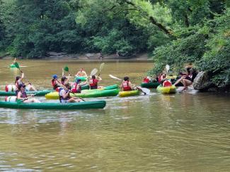 Activité canoë-kayak juin 2023 Groupe de personnes sur des canoë dans un cour d'eau
