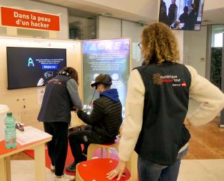 Lancement de la première édition du « 82 fait son numérique » Des animateurs aux côtés d'un enfant portant un casque de réalité augmentée pendant une activité de réalité augmentée