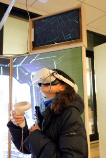Lancement de la première édition du « 82 fait son numérique » Un enfant portant un casque de réalité augmentée pendant une activité de réalité augmentée