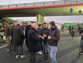 Michel Weill à la rencontre des agriculteurs lors du blocage de l'autoroute Michel Weill qui discute avec les agriculteurs