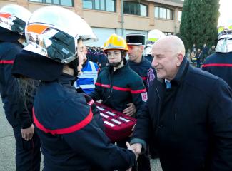 Michel Weill qui salue les pompiers lors de la Sainte-Barbe