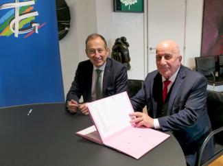 Signature de la convention de renouvellement du financement au titre du dispositif national La convention de renouvellement du financement au titre du dispositif national a donc été signée par Michel Weill, le Président du Conseil Départemental de Tarn-et-Garonne, et Vincent Roberti, le préfet de Tarn-et-Garonne.