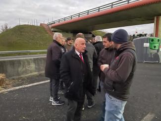 Michel Weill à la rencontre des agriculteurs lors du blocage de l'autoroute Michel Weill qui discute avec les agriculteurs