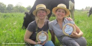 La saga de la Ferme du Ramier par la famille Maraval De gauche à droite, Edith Lapeyre et Hélène Depierre, tenant chacune dans leurs mains un formage produit sur l'exploitation de La Ferme du Ramier
