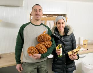 Les Noisettes d'Aygots une tradition en Tarn-et-Garonne De gauche à droite, Rémy Salvadori et sa sœur Marine, agriculteurs et producteurs de noisettes