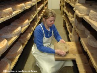 La saga de la Ferme du Ramier par la famille Maraval Hélène dans la cave d'affinage de La Ferme du Ramier
