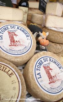 La saga de la Ferme du Ramier par la famille Maraval Des fromages estampillés d'une étiquette « La Tome du Ramier »