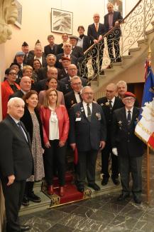 Remise officielle du drapeau départemental Les élus et les porte-drapeaux qui posent devant l'objectif