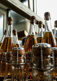 Les jus de pomme d'exception du Château du Clau Des bouteilles de jus de pomme pétillant du Château du Clau