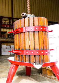 Les jus de pomme d'exception du Château du Clau Une presse pour presser les fruits