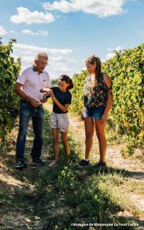 Le domaine du Massougné à Barry d’Islemade : une histoire de famille et de vigne Jean-Jacques et ses deux filles dans les vignes de son exploitation