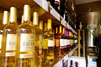 Des bouteilles de vin estampillés Domaine Baudare