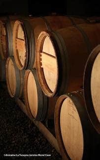 Jean-Claude Delpech : Gardien des traditions viticoles au Domaine La Tucayne Des tonneaux dans une cave