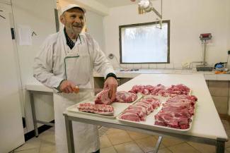 L'éleveur dans son laboratoire de transformation de la viande