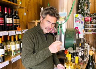 Le propriétaire du Château Baudare dans sa boutique Le propriétaire du Château Baudare dans sa boutique