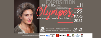 Visuel exposition photos « Olympes, des femmes dans la Révolution » Photo de Julie Gayet adoptant la coiffure et le style vestimentaire de Olympe de Gouges