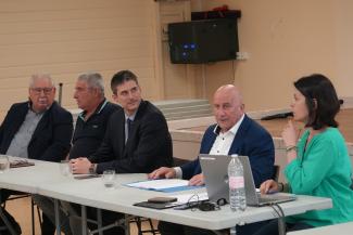 Michel Weill entouré de professionnels lors de la célébration du 10ème anniversaire de la création de la charte départementale de l’assainissement non collectif