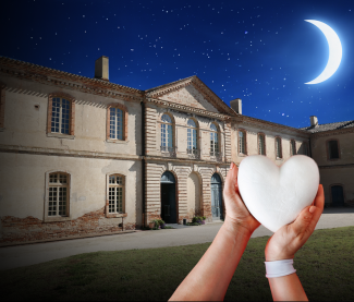 Évènement : Nuit de l'abbaye - Histoire d'amour à l'abbaye de Belleperche Vue de la façade de l'abbaye de Belleperche avec un coeur blanc
